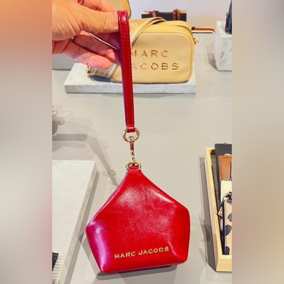 Red wristlet - Picture 3 of 4